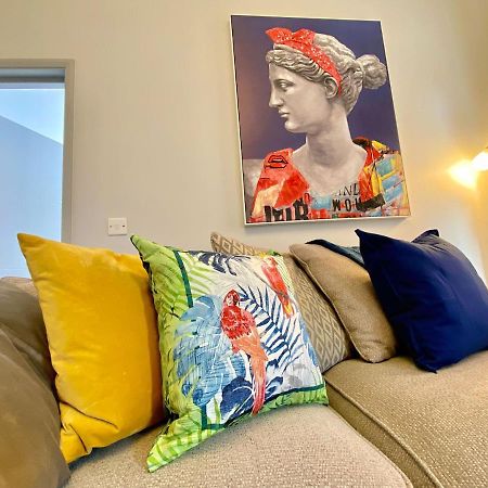 Beautiful Apartment - 5 Minute Walk To The Best Beach! - Great Location - Parking - Fast Wifi - Smart Tv - Newly Decorated - Sleeps Up To 4! Close To Bournemouth & Poole Town Centre Eksteriør billede