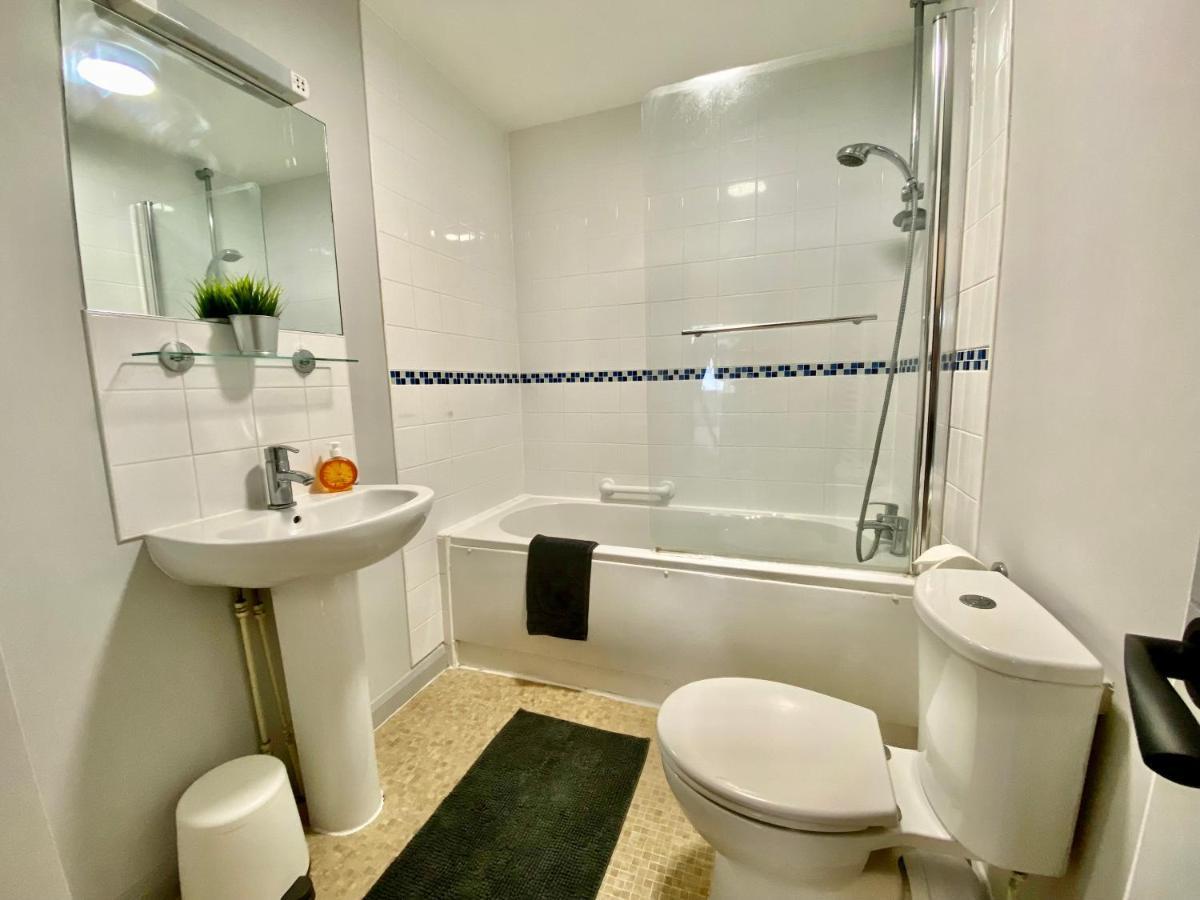 Beautiful Apartment - 5 Minute Walk To The Best Beach! - Great Location - Parking - Fast Wifi - Smart Tv - Newly Decorated - Sleeps Up To 4! Close To Bournemouth & Poole Town Centre Eksteriør billede
