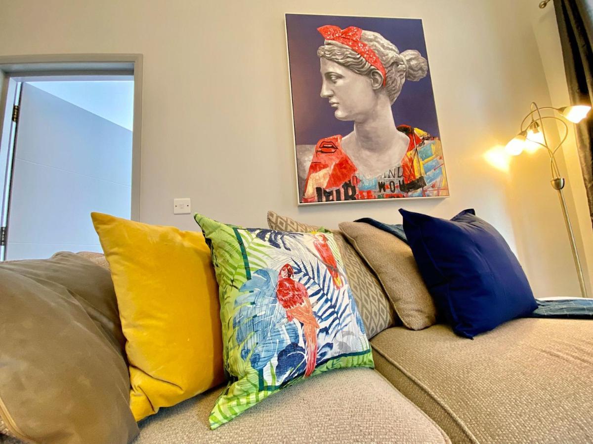 Beautiful Apartment - 5 Minute Walk To The Best Beach! - Great Location - Parking - Fast Wifi - Smart Tv - Newly Decorated - Sleeps Up To 4! Close To Bournemouth & Poole Town Centre Eksteriør billede