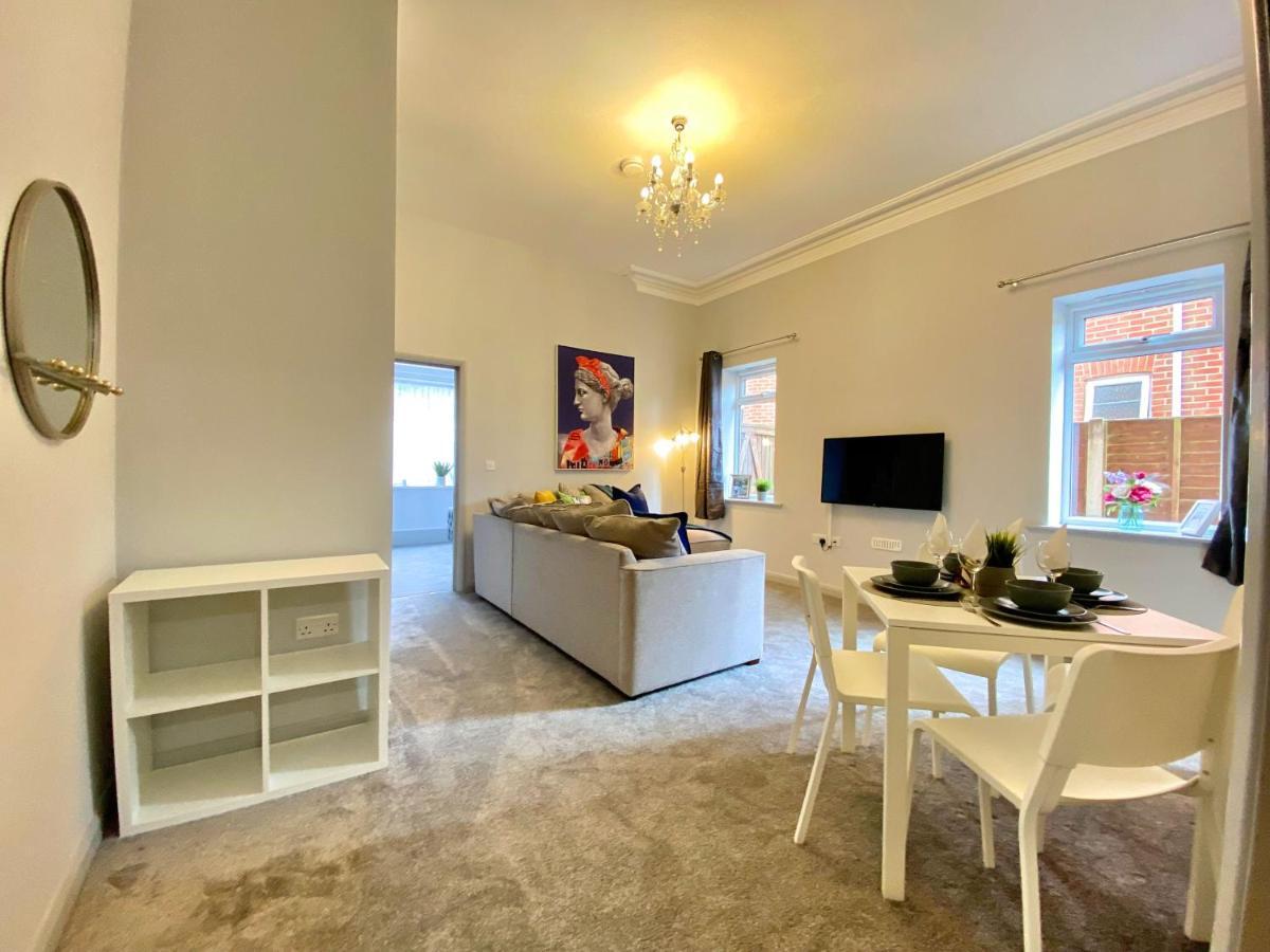 Beautiful Apartment - 5 Minute Walk To The Best Beach! - Great Location - Parking - Fast Wifi - Smart Tv - Newly Decorated - Sleeps Up To 4! Close To Bournemouth & Poole Town Centre Eksteriør billede