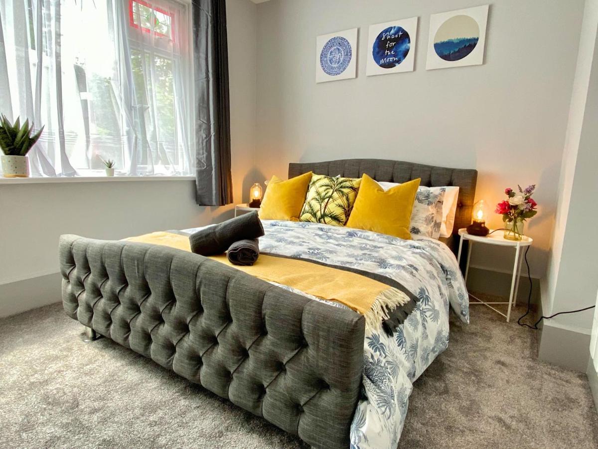Beautiful Apartment - 5 Minute Walk To The Best Beach! - Great Location - Parking - Fast Wifi - Smart Tv - Newly Decorated - Sleeps Up To 4! Close To Bournemouth & Poole Town Centre Eksteriør billede