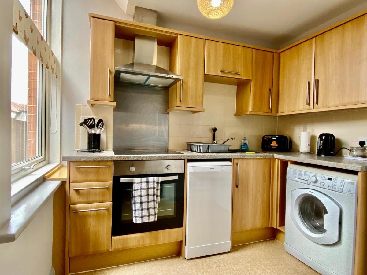 Beautiful Apartment - 5 Minute Walk To The Best Beach! - Great Location - Parking - Fast Wifi - Smart Tv - Newly Decorated - Sleeps Up To 4! Close To Bournemouth & Poole Town Centre Eksteriør billede