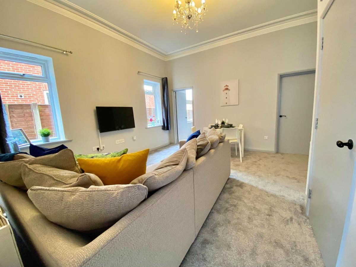 Beautiful Apartment - 5 Minute Walk To The Best Beach! - Great Location - Parking - Fast Wifi - Smart Tv - Newly Decorated - Sleeps Up To 4! Close To Bournemouth & Poole Town Centre Eksteriør billede