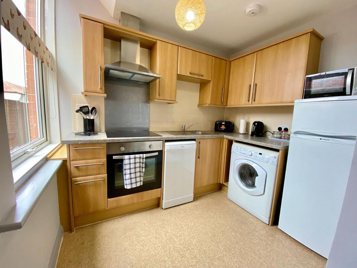 Beautiful Apartment - 5 Minute Walk To The Best Beach! - Great Location - Parking - Fast Wifi - Smart Tv - Newly Decorated - Sleeps Up To 4! Close To Bournemouth & Poole Town Centre Eksteriør billede