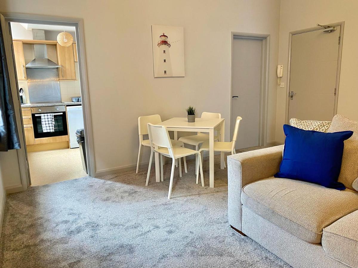 Beautiful Apartment - 5 Minute Walk To The Best Beach! - Great Location - Parking - Fast Wifi - Smart Tv - Newly Decorated - Sleeps Up To 4! Close To Bournemouth & Poole Town Centre Eksteriør billede