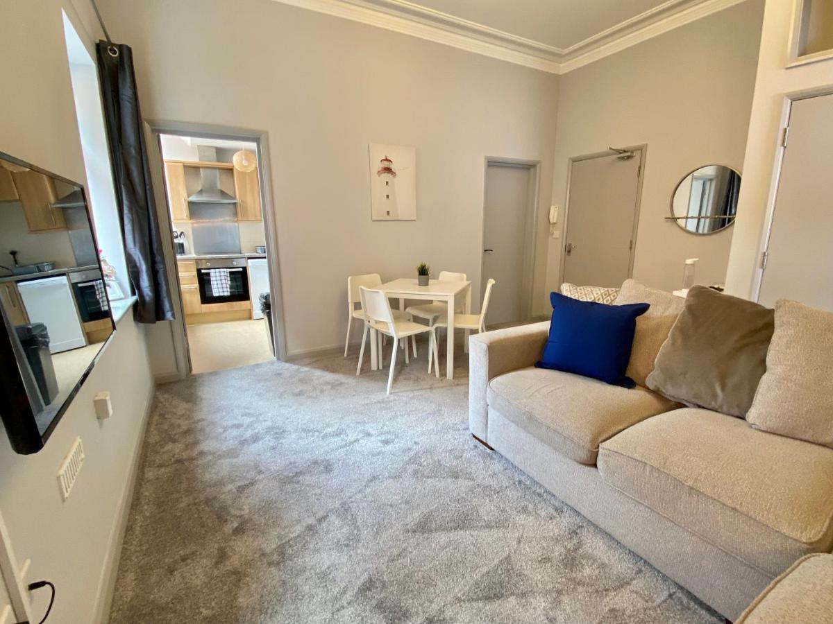 Beautiful Apartment - 5 Minute Walk To The Best Beach! - Great Location - Parking - Fast Wifi - Smart Tv - Newly Decorated - Sleeps Up To 4! Close To Bournemouth & Poole Town Centre Eksteriør billede