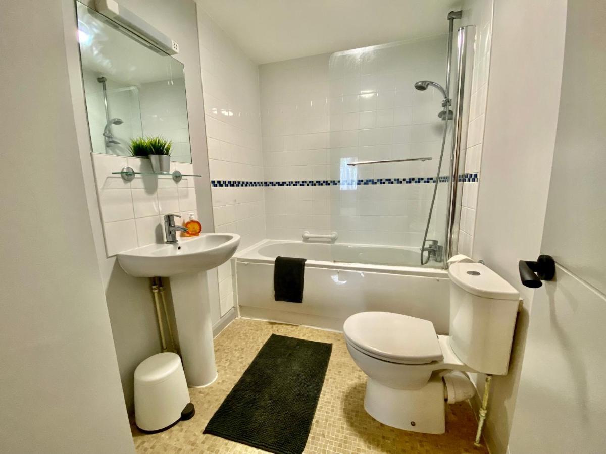 Beautiful Apartment - 5 Minute Walk To The Best Beach! - Great Location - Parking - Fast Wifi - Smart Tv - Newly Decorated - Sleeps Up To 4! Close To Bournemouth & Poole Town Centre Eksteriør billede